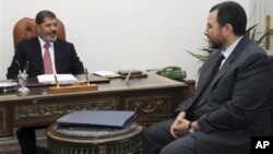 Եգիպտոսի նախագահ Մորսիի հանդիպումը ջրային ռեսուրսների և ոռոգման նախարար Քանդիլի հետ (արխիվային լուսանկար)