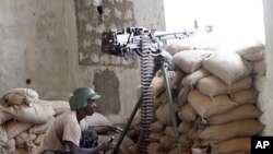 A soldier in the African Union Mission in Somalia (AMISOM) takes his position during fighting between Islamists and government forces in southern Mogadishu, (file photo).