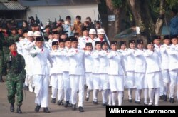 Pasukan Pengibar Bendera Pusaka (Paskibraka) berbaris pada saat peringatan HUT RI 17 Agustus 2013, dengan pasukan TNI-AD membentuk formasi 45 di belakangnya. (Foto: Wikipedia/PPI-TANGSEL)