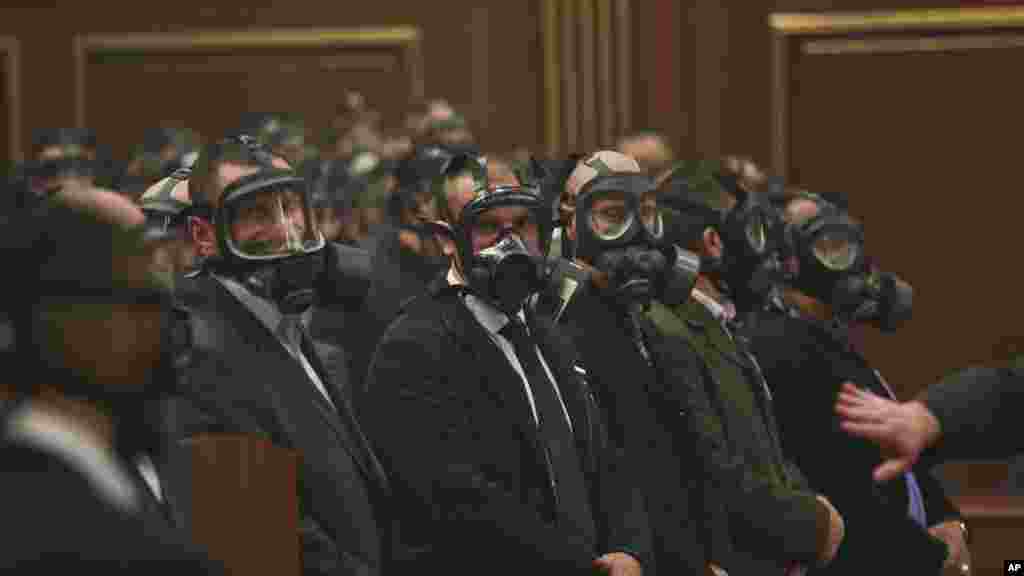 Kosovo parlamentida gaz tarqalib, qonunchilar maska kiyishga majbur bo&#39;ldi