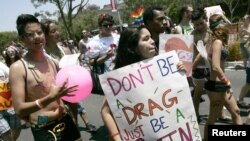 Max Hirsh, un homosexual de Oregón, presentó una demanda en mayo pasado contra un siquiatra que aplica “terapias reparadoras”.