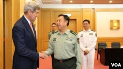 2015年5月16日美国国务卿克里在北京和中国中央军委副主席范长龙握手（美国之音莉雅） 