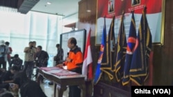 Kepala Pusat Data, Informasi dan Hubungan Masyarakat Badan Nasional Penanggulangan Bencana (BNPB) Sutopo Purwo Nugroho, melakukan jumpa pers terkait bencana gempa bumi dan tsunami di Palu dan Donggala. di Graha BNPB, Utan Kayu, Jakarta Timur, Sabtu (29/9)