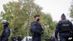 Des policiers français sécurisent une zone où quatre personnes ont été blessées dans une attaque au couteau près des anciens bureaux du journal satirique Charlie Hebdo, vendredi 25 septembre 2020 à Paris. (Photo AP / Lewis Joly)