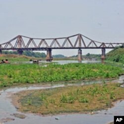 The drought-hit bed of the Red River lies below the Long Bien bridge, formerly know as the Paul Doumer bridge, in Hanoi, Vietnam, April 2010. (file photo)