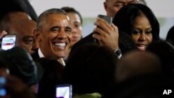 Mantan Presiden AS Barack Obama dan mantan ibu negara, Michelle Obama di Presidential Center, South Chore Cultural Center, Chicago, 3 Mei 2017. (AP Photo/Nam Y. Huh). 