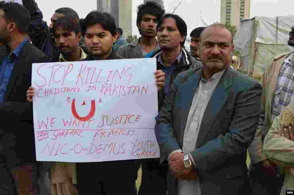 اسلام آباد میں مظاہرین پلے کارڈ اٹھائے احتجاج کر رہے ہیں۔ 