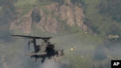 미 육군 AH-64 아파치 공격헬기가 한국 포천 사격장에서 미한 실사격훈련에 참가하고 있다. (자료사진)