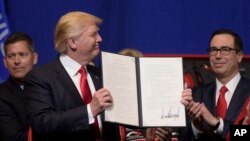 트럼프 대통령이 미국 단기취업 비자 개혁 행정명령에 서명한 뒤 포즈를 취하고 있다.