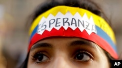 Una manifestante venezolana lleva una diadema con los colores de la bandera venezolana y la palabra "Esperanza" durante una manifestación en Buenos Aires. Enero 23, 2019.