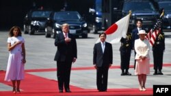 （由左至右）第一夫人梅拉妮亚、特朗普总统、的人天皇、雅子皇后2019年5月27日在东京皇宫的欢迎仪式上。