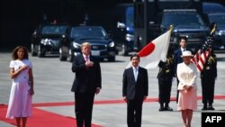 De gauche à droite, la première dame Melania Trump, le président américain Donald Trump, l'empereur japonais Naruhito et l'impératrice Masako, lors de la cérémonie de bienvenue au Palais impérial, à Tokyo, au Japon, le 27 mai 2019.