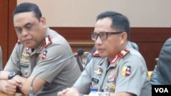 Kapolri Jenderal Tito Karnavian (kanan), didampingi oleh Wakapolri Wakil Komjen Syafruddin memberikan penjelasan di Jakarta. (VOA/Fathiyah Wardah)