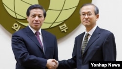 지난해 2월 임성남 한국 외교1차관(오른쪽)과 장예쑤이 중국 외교부 상무부부장이 한국 외교부 청사에서 한중 외교차관 전략대화를 가졌다. (자료사진)