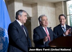 Sekjen PBB, Antonio Guterres, dalam konferensi pers bersama pemimpin Siprus-Yunani, Nicos Anastasiades dan pemimpin Siprus Turki, Mustafa Akinci dalam pembicaraan Siprus, 12 Januari 2017 (UN Photo/Jean-Marc Ferré)