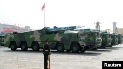 2019年10月1日在北京天安門廣場舉行的閱兵式上展示的中國車載東風17型導彈。