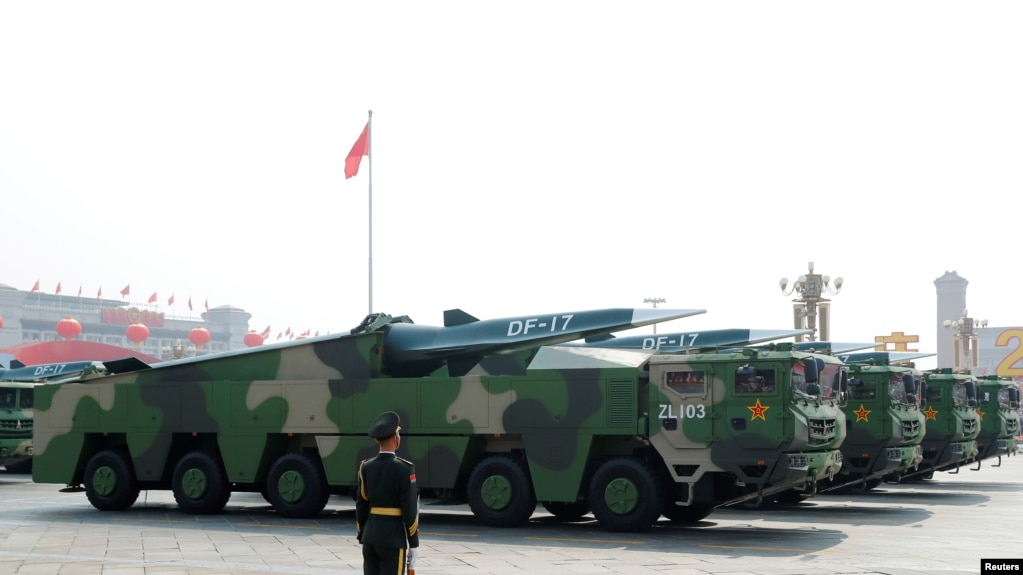 2019年10月1日在北京天安门广场举行的阅兵式上展示的中国车载东风17型导弹。
