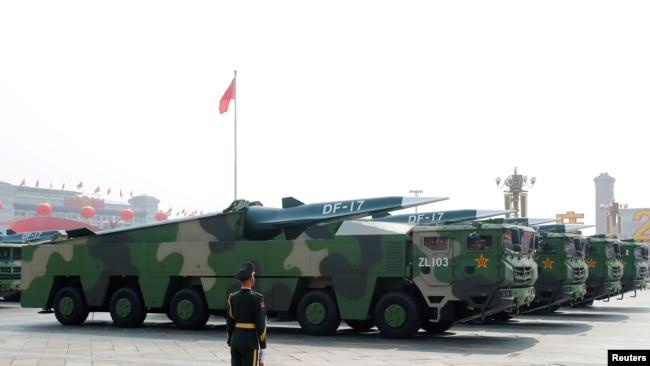 2019年10月1日在北京天安门广场举行的阅兵式上展示的中国车载东风17型导弹。