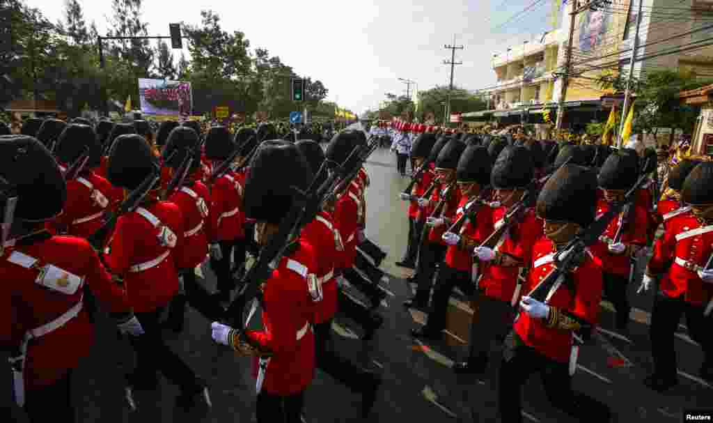 Thai royal guards march during a parade to celebrate Thai King Bhumibol Adulyadej's 86th birthday at Klai Kangwon Palace, Hua Hin, Prachuap Khiri Khan province, Dec. 5, 2013.