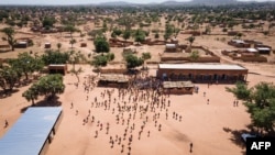 Une vue aérienne prise le 16 novembre 2020 montre l'école de Koum-Lakre, située à la périphérie de Kaya, bondée de personnes déplacées à l'intérieur du Burkina Faso.