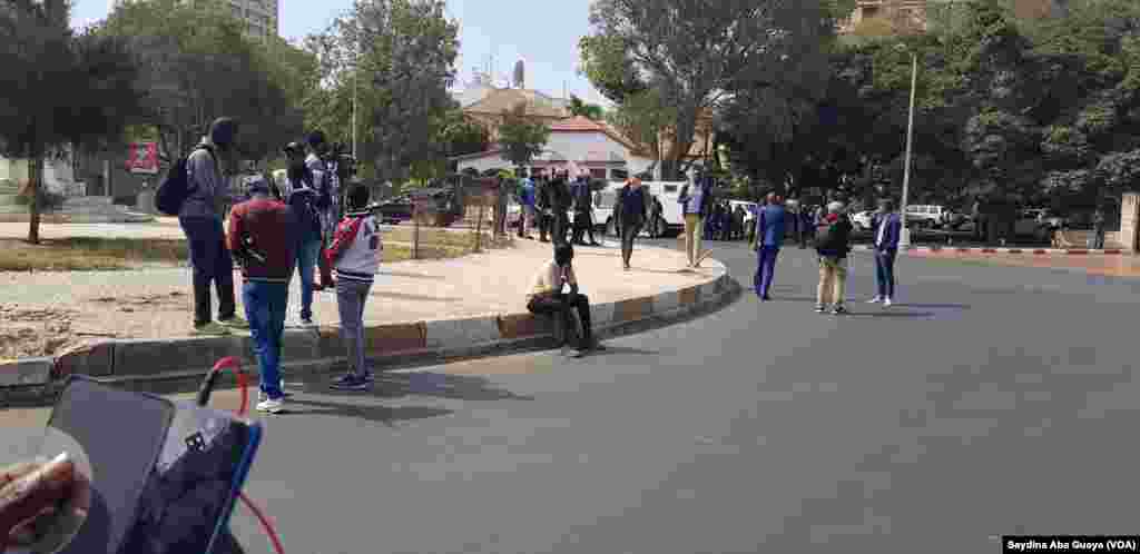 Un important dispositif de la gendarmerie encercle l'hémicycle à Dakar, au Sénégal, le 19 avril 2018. (VOA/Seydina Aba Gueye)