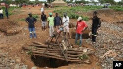 Vanhu vanodarika zana vari kutyirwa kuti vanogona kunge vakavharirwa mumigodhi miviri yakapindwa nemvura kuKadoma.
