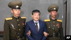 북한에 억류된 한국계 미국인 김동철 씨가 지난달 29일 평양 최고재판소로 들어서고 있다. 김 씨는 북한 최고재판소에서 10년 노동교화형을 선고받았다.