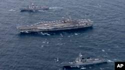 지난달 18일 미 해군의 로널드 레이건 핵추진 항공모함과 항모강습단이 한반도 인근 해상에서 한국 해군과 연합훈련을 벌이고 있다.