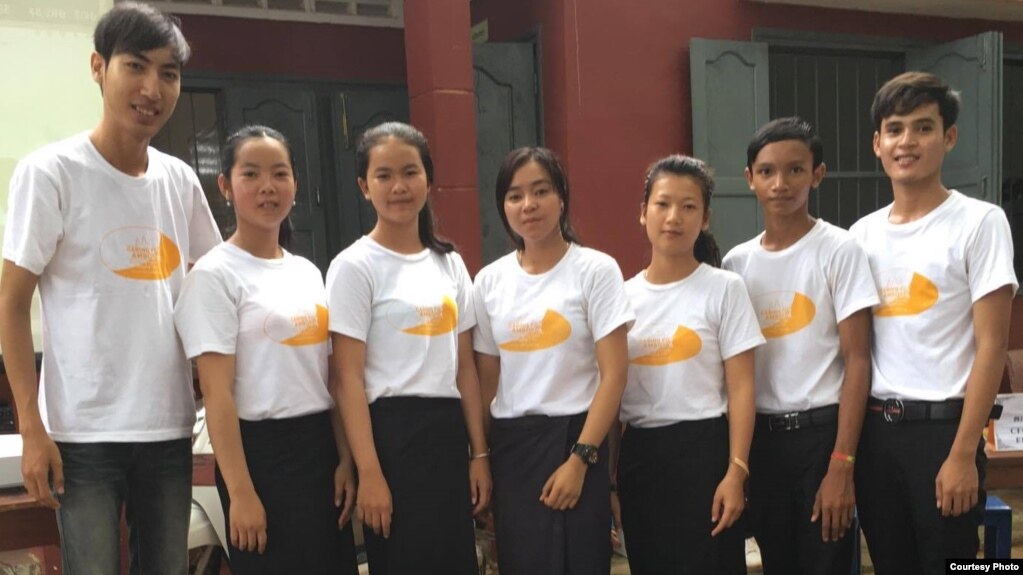 លោក គឹម វណ្ណថេន (ឆ្វេង) ប្រធានគ្រប់គ្រងបញ្ជីទិន្នន័យនៃអង្គការ Caring for Cambodia និងក្រុមសិស្សថ្នាក់ទី១១ក្នុងខេត្តសៀមរាបដែលផលិតមនុស្សយន្ត។ (រូបថត៖ ផ្តល់ដោយ គឹម វណ្ណថេន)