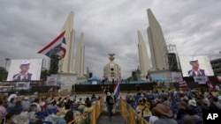 Para demonstran mendengarkan pidato dalam aksi demo menentang RUU amnesti di Monumen Demokrasi di Bangkok, Thailand (8/11).