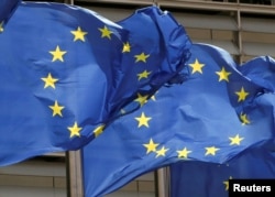 Bendera Uni Eropa berkibar di luar markas Komisi Uni Eropa di Brussel, Belgia, 5 Mei 2021. (Foto: REUTERS/Yves Herman)