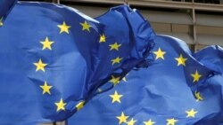 ILUSTRASI - Bendera Uni Eropa berkibar di luar markas Komisi UE di Brussels, Belgia 5 Mei 2021. (REUTERS/Yves Herman)
