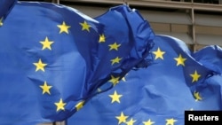 布鲁塞尔欧洲委员会总部前飘扬的欧盟旗帜。 （路透社2021年5月5日） 