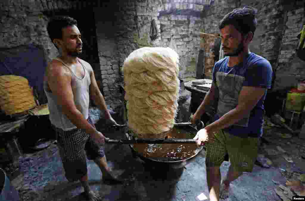 Men carry vermicelli, a specialty eaten when it&#39;s time to break the fast during the Muslim fasting month of Ramadan, at a factory in Kolkata, India, May 27, 2019.