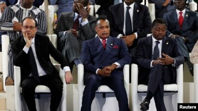 L'ancien président français François Hollande, son homologue congolais Denis Sassou-Nguesso et le Togolais Faure Gnassingbé, à Bamako, Mali, le 14 janvier 2017.