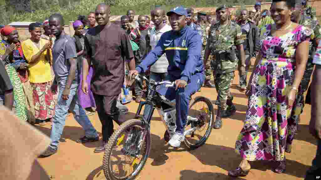 Pierre Nkurunziza arrive à bicyclette, accompagné par la Première dame burundaise, Denise Bucumi Nkurunziza, &nbsp;pour voter, Ngozi, 21 juillet 2015. &nbsp;
