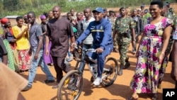 Le président Pierre Nkrunziza se rend au bureau de vote à vélo, le 21 juillet 2015. (AP Photo/Berthier Mugiraneza)