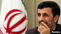 El presidente de Irán, Mahmoud Ahmadinejad, sostiene que se trata de un programa nuclear con fines pacíficos.