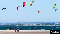 FILE - Kite surfers enjoy strong northeast winads off Chapin Beach in Dennis, Massachusetts, on Cape Cod Bay, September 14, 2014. (REUTERS/Mike Segar) 