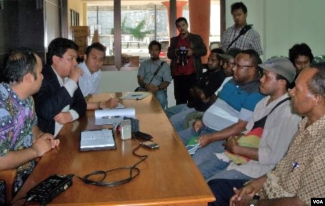 Perwakilan Dewan Adat Daerah Paniai, Papua (kanan) mendatangi kantor Komnas HAM di Jakarta untuk mengadukan dugaan pelanggaran aparat keamanan (7/12).