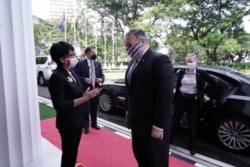 Menteri Luar Negeri Retno Marsudi menyambut kedatangan Menteri Luar Negeri AS di Jakarta, 29 Oktober 2020. (Foto: Courtesy/Kemenlu RI)