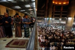 Suasana tarawih pertama di Masjid Istiqlal, Jakarta pada 5 Mei 2019. (Foto: REUTERS/Willy Kurniawan)