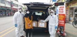 KBRI Seoul bersama WNI melakukan program bagi-bagi masker kepada warga di Korea Selatan (dok: KBRI)