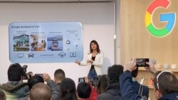 La venezolana Lilian Rincón, miembro del equipo de desarrollo y expansión de Google Assistant, explica la tecnología a una audiencia durante la feria CES en Las Vegas.