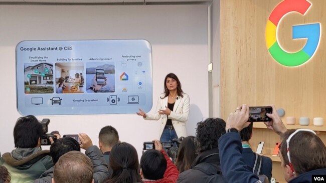 La venezolana Lilian Rincón, miembro del equipo de desarrollo y expansión de Google Assistant, explica la tecnología a una audiencia durante la feria CES en Las Vegas.