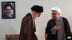 伊朗最高领袖哈梅内伊（左）会见鲁哈尼。