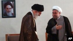 ທ່ານ Ayatollah Ali Khamenei (ຊ້າຍ) ຜູ້ນໍາສູງສຸດຂອງອີຣ່ານ ພົບກັບ ທ່ານ Hasan Rowhani ທີ່ຫາກໍ່ຖືກເລືອກຕັ້ງເປັນ ປະທານາທິບໍດີຄົນຕໍ່ໄປຂອງອີຣ່ານ ທີ່ກຸງ Tehran, ວັນທີ 16 ມິຖຸນາ 2013.