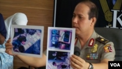 Brigjen Boy Rafli Amar dari Mabes Polri menunjukkan foto-foto bukti perakitan bom. (VOA/Andylala Waluyo)