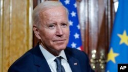 Prezidan Joe Biden anvan yon rakont ak Prezidan La Frans la Emmanuel Macron ann La Villa Bonaparte nan vil Wom ann Itali, 29 Oct. 2021.