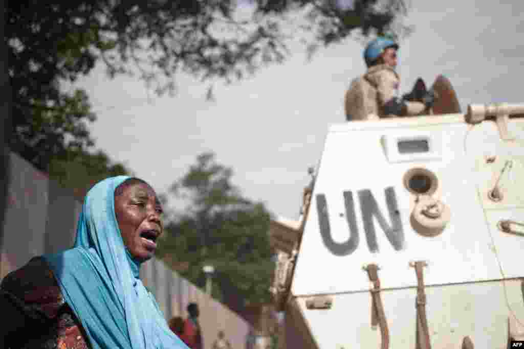 Wata mana na nuna alhini a gfen sojojin Majalisar Dinkin Duniya a yayin da mazauna unkuwar musulmi ta PK5 ke zanga zanga a gaban hedkwatar MINUSCA, wani bangare na masu samar da Zmanan lafiya a janhuriyar Afrika ta tsakiya